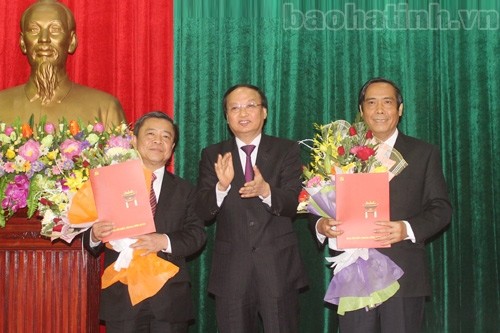 Đồng chí Nguyễn Thanh Bình (bên phải) và đồng chí Võ Kim Cự (bên trái) nhận quyết định của Bộ Chính trị.