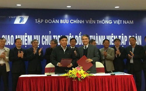 Lễ ban giao nhiệm vụ Chủ tịch VNPT giữa ông Phạm Long Trận (bên trái) và ông Trần Mạnh Hùng, hồi tháng 12/2014.