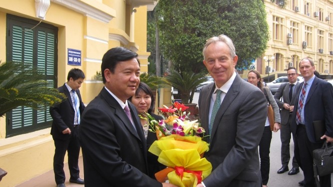 Bộ trưởng Đinh La Thăng nồng nhiệt đón ngài cựu Thủ tướng Anh Tony Blair đến thăm làm việc với Bộ GTVT