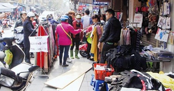Cảnh buôn bán hết sức nhếch nhác tại nhiều tuyến phố văn minh thương mại như Hàng Đào - Đồng Xuân. Ảnh: MT