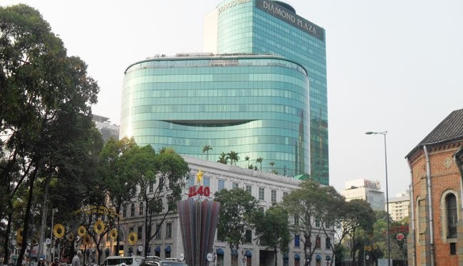 Tòa nhà trung tâm thương mại và văn phòng cho thuê Diamond Plaza có vị trí đắc địa bậc nhất TPHCM được Lotte mua lại phần lớn vốn góp từ Posco -Ảnh minh họa: Hùng Lê