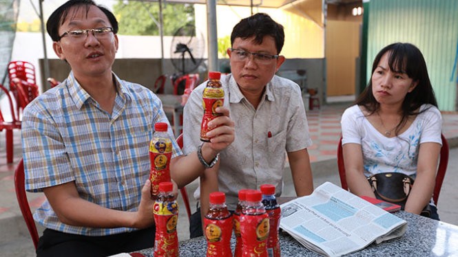 Ông Nguyễn Tiến Sâm (bìa trái) làm việc tại quán Hữu Nghị về việc sáu chai Dr Thanh kém chất lượng