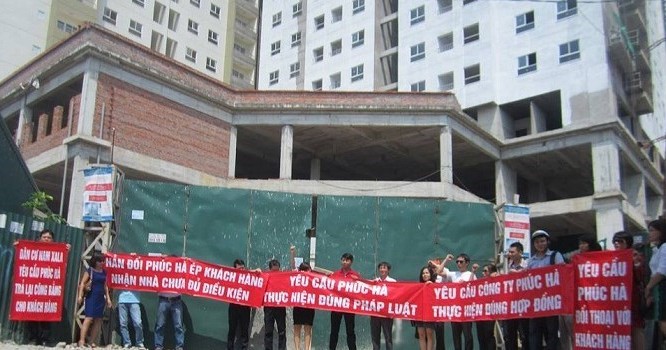 Khách hàng mua nhà tại dự án Nam Xa La (Hà Đông) nhiều lần tổ chức biểu tình tại công trường dự án.