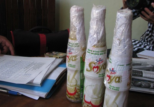 3 chai sữa đậu nành Soya Number 1 có dấu hiệu mốc đen do ông Nguyễn Quang Mạnh phát hiện được niêm phong 