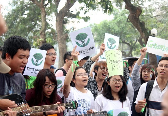 Người dân thủ đô ngày 22-3 tiếp tục đồng hành phản đối việc chặt cây hàng loạt sau khi UBND TP Hà Nội dừng thực hiện chủ trương này.