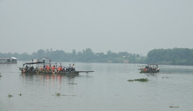 Một bến phá chở khách trên sông Đồng Nai. Ảnh: TL.