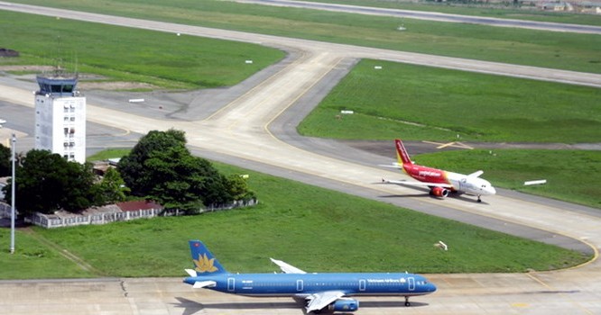 Nhiều thời điểm máy bay phải xếp hàng chờ cất cánh tại sân bay Nội Bài.