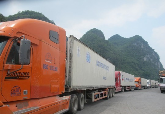 Xe chở dưa hấu "tắc" kéo dài hàng cây số ở cửa khẩu Tân Thanh