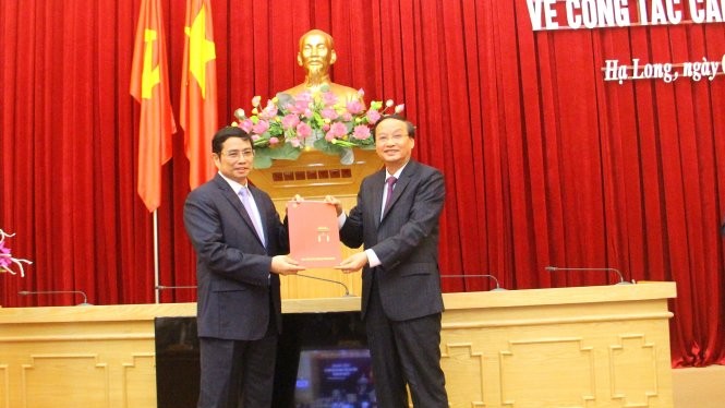 Ông Tô Huy Rứa (phải) - trưởng Ban Tổ chức trung ương - trao quyết định phân công ông Phạm Minh Chính, nguyên Bí thư Tỉnh ủy Quảng Ninh, giữ chức phó trưởng Ban tổ chức trung ương