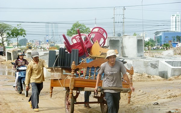 Hàng chục ngàn hộ dân Đà Nẵng phải giải tỏa di dời để TP thực hiện các dự án, trong khi các Ban giải tỏa đền bù, bố tái định cư lại "giấu" đến 17.000 lô đất không bố trí cho họ làm nhà, khiến họ phải ở nhà thuê, nhà tạm! (Ảnh: HC)