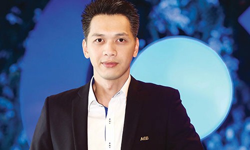 Trần Hùng Huy là con trai ông Trần Mộng Hùng, nguyên chủ tịch và là đồng sáng lập Ngân hàng cổ phần Á Châu (ACB).