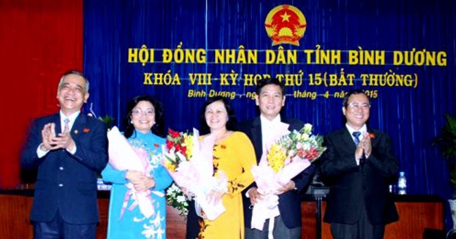 Ông Mai Hùng Dũng, tân Phó chủ tịch tỉnh Bình Dương (thứ hai từ phải sang). Ảnh: binhduong.gov.vn
