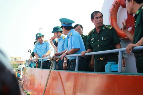 Thiếu tướng thiếu tướng Đỗ Minh Tuấn, Phó tư lệnh Quân chủng Phòng không Không quân (ngoài cùng, bìa trái) đang trên tàu chỉ đạo tìm kiếm