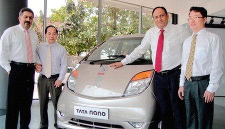 Chủ tịch TMT Bùi Văn Hữu (thứ 2 từ trái) đã có nhiều năm theo đuổi việc đưa Tata Nano về Việt Nam.
