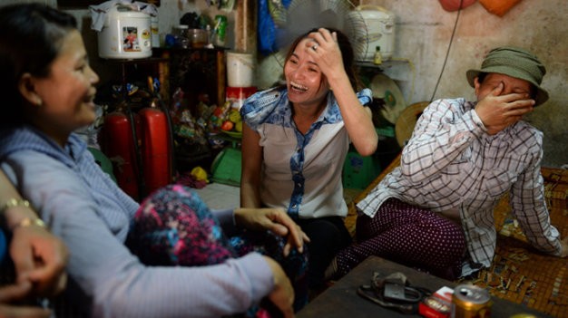 Chị Huỳnh Thị Ánh Hồng (ngồi giữa) và các đồng nghiệp ở cùng nhà trọ chia sẻ câu chuyện tìm thấy 5 triệu yen trong thùng loa cũ 