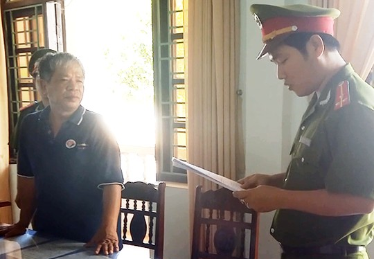Công an tỉnh Quảng Nam đọc lệnh khởi tố bị can, bắt tạm giam ông Đào Văn Linh Ảnh: CTV