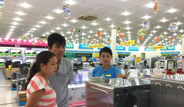 Khách hàng đang chọn mua sản phẩm tại siêu thị Điện máy Xanh Quang Trung, Gò Vấp - Ảnh: Chí Thịnh