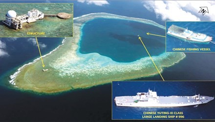 Tàu đổ bộ của Trung Quốc (tàu lớn), tàu cá Trung Quốc (tàu nhỏ) và công trình mà Trung Quốc đang xây dựng trái phép trên đá Subi thuộc quần đảo Trường Sa (ảnh chụp ngày 15/11/2014). Ảnh vệ tinh chụp ngày 17/4 cho thấy Trung Quốc đang xây đường băng dài 3.