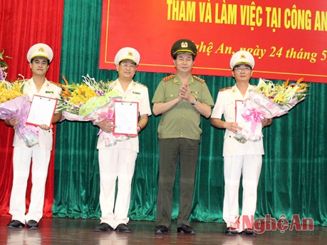 Bộ trưởng Trần Đại Quang chúc mừng các nhân sự nhận nhiệm vụ mới. Ảnh: VGP