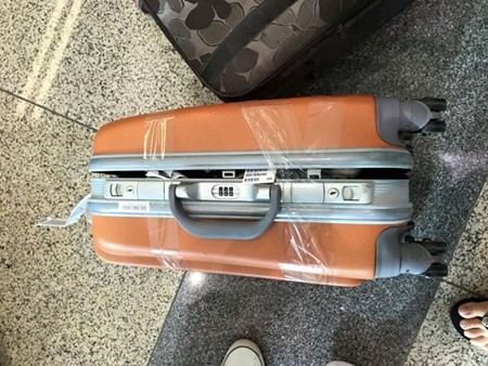 Chiếc vali bị phá khóa sau chuyến bay từ BangKok về Nội Bài (Ảnh hành khách cung cấp)