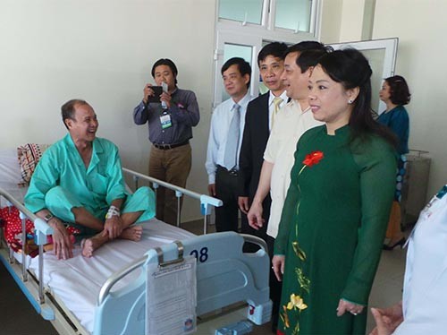 Bộ trưởng Bộ Y tế Nguyễn Thị Kim Tiến thăm bệnh nhân đang điều trị bệnh ung thư tại Bệnh viện Chợ Rẫy Ảnh: NGUYỄN THẠNH