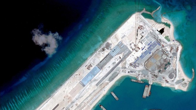 Trung Quốc vừa thừa nhận xây dựng sân bay trên đá Chữ Thập ở Trường Sa