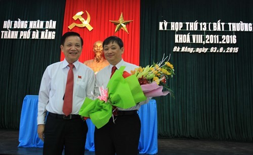 Bí thư Thành ủy Đà Nẵng Trần Thọ (bên trái) tặng hoa chúc mừng tân Phó Chủ tịch UBND TP Đà Nẵng Đặng Việt Dũng.