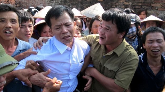 Ông Nguyễn Thanh Chấn xúc động trong vòng tay người thân, xóm giềng ngày mới được trả tự do 