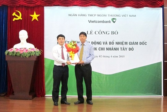 Ông Đỗ Trọng Phát (phải) được điều động, bổ nhiệm chức vụ Giám đốc Vietcombank Tây Đô thay cho ông Chuyển