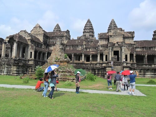 Khách du lịch đến Campuchia tham quan đền Angkor Wat 