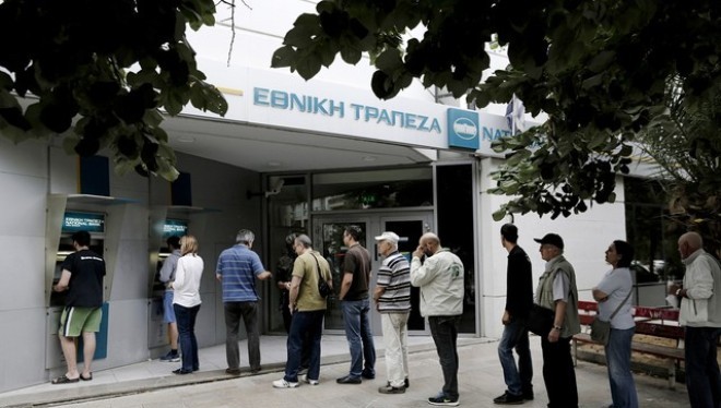 Bị rút tiền ồ ạt vì lo vỡ nợ, ATM ở Hy Lạp cạn tiền