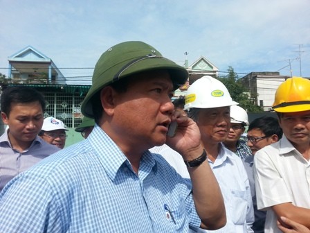 Bộ trưởng Đinh La Thăng công khai số điện thoại và tiếp nhận ý kiến của người dân phản ánh về hoạt động của ngành - (Ảnh: Dân trí).