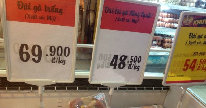 Thịt gà Mỹ nhập khẩu bày bán tại siêu thị Big C Thăng Long.