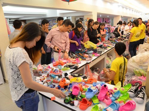 Hàng tiêu dùng Thái thu hút người mua tại các hội chợ - Ảnh: D.Đ.Minh