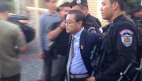 Thượng nghị sĩ Hong Sok Hour bị cảnh sát giải đi. Ảnh: Phnom Penh Post