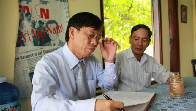 Bộ Chính trị đã đồng ý chủ trương để ông Lê Phước Thanh (đeo kính) thôi giữ chức Bí thư Tỉnh ủy Quảng Nam. Ảnh Tr. Thường