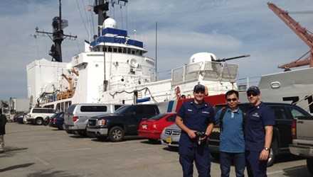 Tác giả chụp ảnh kỷ niệm với hai sĩ quan cảnh sát biển Mỹ