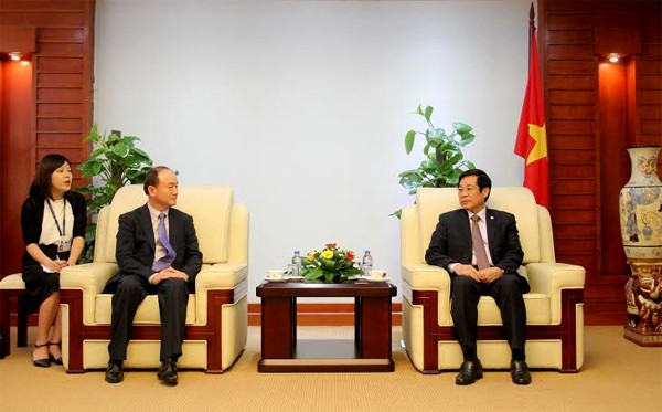 Bộ trưởng Nguyễn Bắc Son (phải) tiếp TGĐ Tổ hợp Samsung VN Han Myoung Sup. Ảnh: Giang Phạm