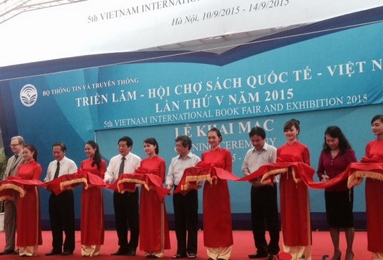 Bộ trưởng Bộ TT&TT Nguyễn Bắc Son, Thứ trưởng Bộ TT&TT Trương Minh Tuấn cùng các lãnh đạo Bộ, ngành, cơ quan báo chí cắt băng khai mạc. (Ảnh: B.M)