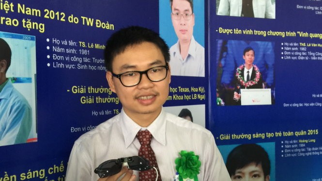 Tiến sĩ Nguyễn Bá Hải với sản phẩm mắt thần dành cho người mù - Ảnh: Thanh Hà