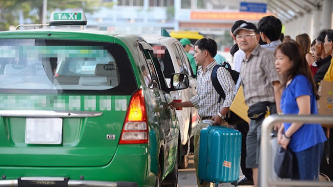 Hành khách đón taxi tại sân bay Tân Sơn Nhất, TP.HCM