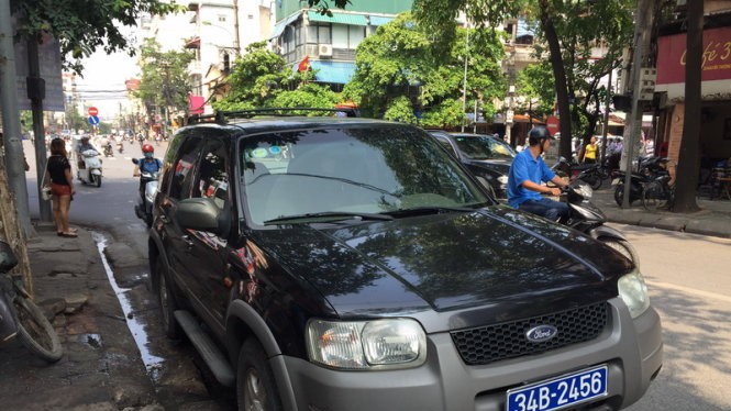 Chiếc xe biển xanh được đưa về chốt CSGT - Ảnh: M.Quang
