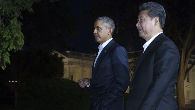Tổng thống Mỹ Barack Obama tản bộ cùng Chủ tịch Trung Quốc Tập Cận Bình (Nguồn: AFP)