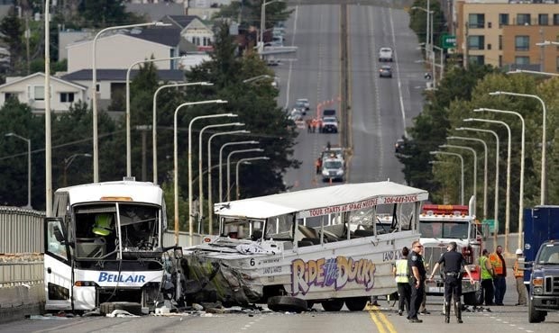 Hiện trường vụ tai nạn xe buýt chở sinh viên quốc tế ở Seattle - Ảnh: AP