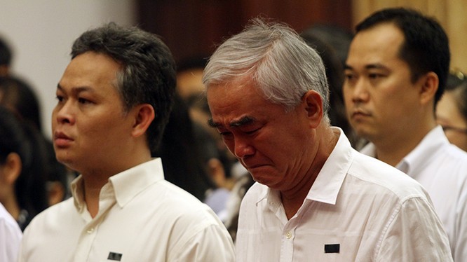Ông Lê Hùng Dũng - Chủ tịch Ngân hàng Eximbank không cầm được nước mắt trước những biến cố ở Eximbank