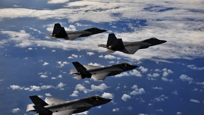 Một phi đội máy bay chiến đấu tàng hình thế hệ 5 "chim ăn thịt" F-22 Raptor của Mỹ