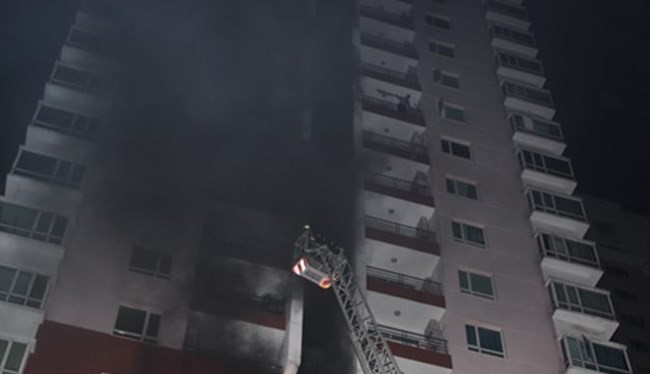 Nhà chung cư ở Xa La bị cháy gây hoảng loạn