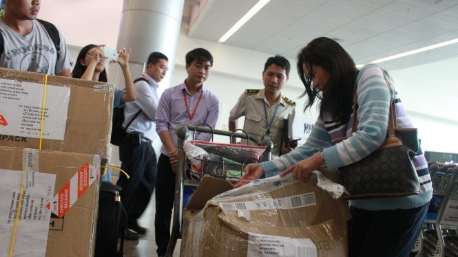 Ngày 11-6, tại sân bay Tân Sơn Nhất ghi nhận trường hợp hành lý khách hàng bị rạch, không nguyên vẹn trước khi đến sân bay - Ảnh: L.Sơn