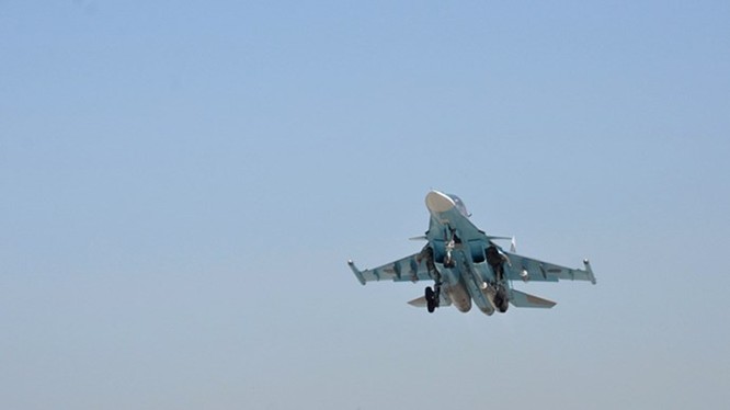 Máy bay tiêm kích - bom Su-34 của Nga xuất kích ở Syria. Phi công Mỹ được lệnh 'nhịn' máy bay Nga hết cỡ - Ảnh: Bộ Quốc phòng Nga