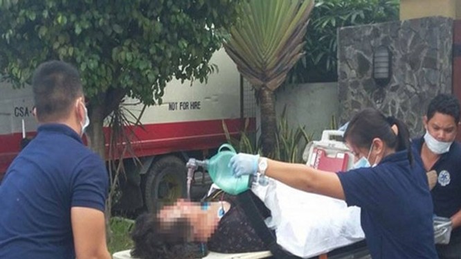 Một nạn nhân là viên chức lãnh sự quán Trung Quốc ở Cebu được đưa đi cấp cứu sau vụ xả súng - Ảnh: Philstar